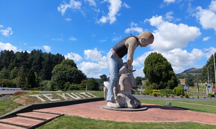 Te Kuiti Shearer Statue