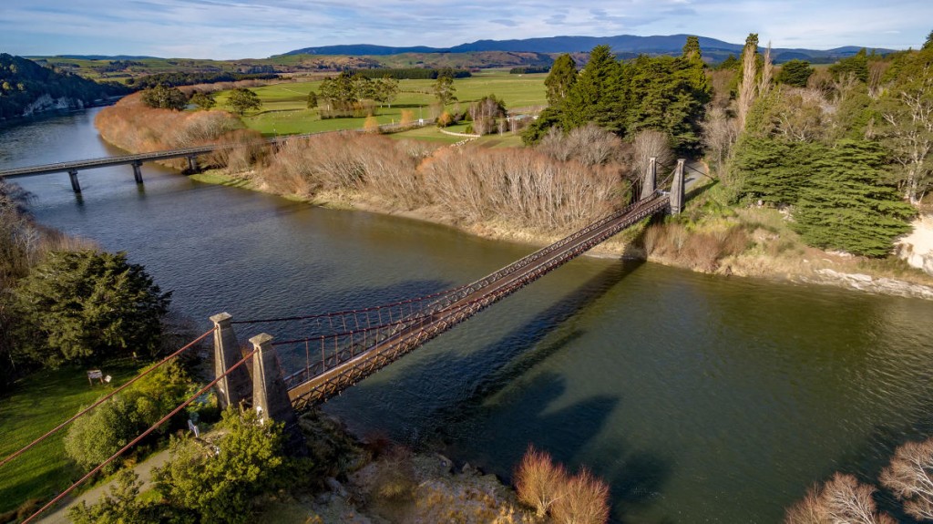 Clifden Suspension Bridge-Tuatapere