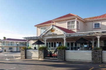 Tuakau Hotel