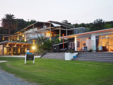 Golden Sand & Driftwood Beachfront Accommodation 